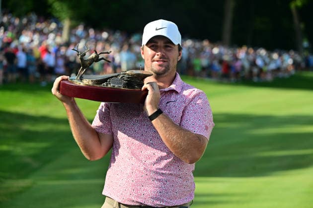 SILVIS, IL - JULY 05: Golfer Chris Gotterup holds the championship trophy after winning the John Deere Classic on July 05, 2026, at TPC Deere Run in Silvis, Illinois. (Photo by Keith Gillett Icon Sportswire) GOLF: JUL 05 PGA, Golf Herren John Deere Classic EDITORIAL USE ONLY Icon26070501