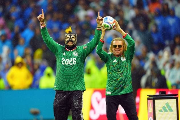 Mexico fans with the match ball Mexico v England, 2026 FIFA World Cup, WM, Weltmeisterschaft, Fussball Round of 16, Football, Azteca Stadium, Mexico City, Mexico - 05 Jul 2026Mexico City Azteca Stadium Mexico  Copyright: xJavierxGarcia Shutterstockx 16975483ag