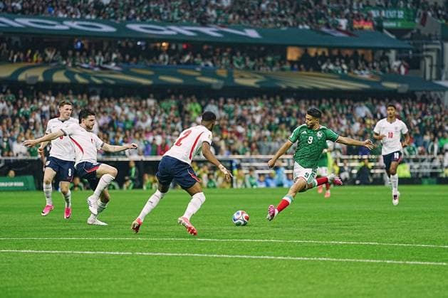 Raul Jimenez of Mexico shoots Mexico v England, 2026 FIFA World Cup, WM, Weltmeisterschaft, Fussball Round of 16, Football, Azteca Stadium, Mexico City, Mexico - 05 Jul 2026Mexico City Azteca Stadium Mexico  Copyright: xJavierxGarcia Shutterstockx 16975483av