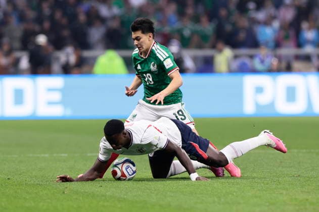 FIFA World Cup, WM, Weltmeisterschaft, Fussball 2026 - Round of 16 - Mexico vs. England Gilberto Mora (top) of Mexico in action against Marc Guehi of England during the FIFA World Cup 2026 Round of 16 soccer match between Mexico and England, in Mexico City, Mexico, 05 July 2026. Ciudad de Mexico Mexico  Copyright: xJOSExMENDEZx