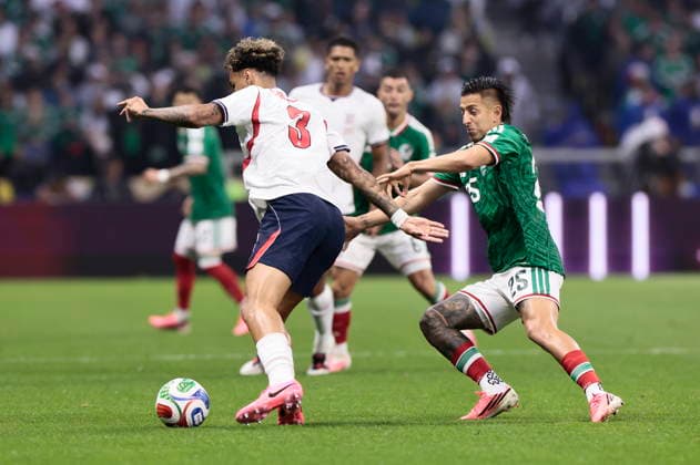 FIFA World Cup, WM, Weltmeisterschaft, Fussball 2026 - Round of 16 - Mexico vs. England Roberto Alvarado (R) of Mexico in action against Nico O Reilly of England during the FIFA World Cup 2026 Round of 16 soccer match between Mexico and England, in Mexico City, Mexico, 05 July 2026. Ciudad de Mexico Mexico  Copyright: xJOSExMENDEZx