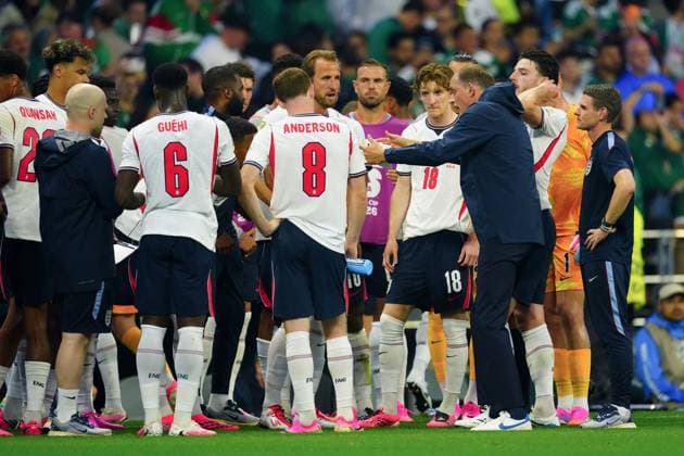 Thomas Tuchel, coach of England, talks to the players during the hydration break Mexico v England, 2026 FIFA World Cup, WM, Weltmeisterschaft, Fussball Round of 16, Football, Azteca Stadium, Mexico City, Mexico - 05 Jul 2026Mexico City Azteca Stadium Mexico  Copyright: xJavierxGarcia Shutterstockx 16975483bf