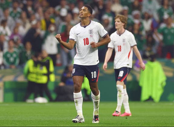 England s Jude Bellingham (10) celebrates after scoring his second goal against Mexico in the first half of a Round of 16 FIFA World Cup, WM, Weltmeisterschaft, Fussball match at Mexico City Stadium in Mexico City, Mexico, on Sunday, July 5, 2026. Bellingham scored two goals within less than two minutes of each other.  MEX20260705811 CHRISTIANxBRUNSKILL