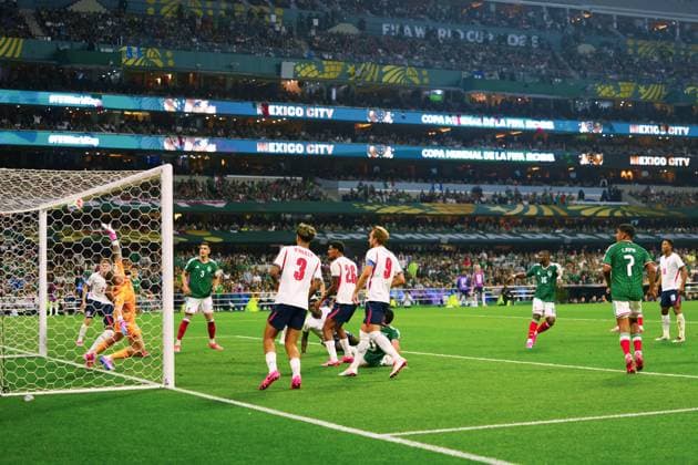 Julian Quinones scores for Mexico Mexico v England, 2026 FIFA World Cup, WM, Weltmeisterschaft, Fussball Round of 16, Football, Azteca Stadium, Mexico City, Mexico - 05 Jul 2026Mexico City Azteca Stadium Mexico  Copyright: xJavierxGarcia Shutterstockx 16975483by