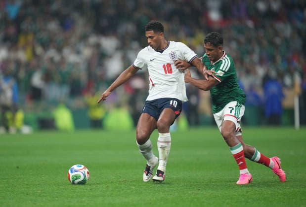 Jude Bellingham (England) and Luis Romo (Mexico) during Mexico and England, Round of 16 FIFA World Cup, WM, Weltmeisterschaft, Fussball 2026, Azteca Stadium, Mexico, Mexico on July 5, 2026. Thor Wegner DeFodi Images. (Photo by DeFodi Images) - *** Jude Bellingham of England and Luis Romo of Mexico during the Round of 16 match between Mexico and England at the 2026 FIFA World Cup, Azteca Stadium, Mexico City, on July 5, 2026. Photo by Thor Wegner, DeFodi Images