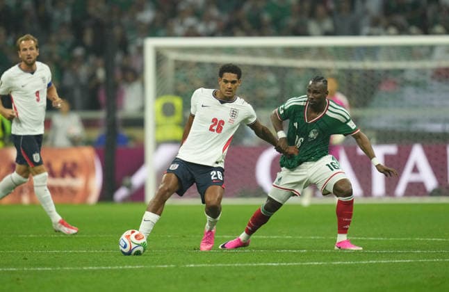 Julian Quinones (Mexico) and Jarell Quansah (England) during Mexico and England, Round of 16 FIFA World Cup, WM, Weltmeisterschaft, Fussball 2026, Azteca Stadium, Mexico, Mexico on July 5, 2026. Thor Wegner DeFodi Images. (Photo by DeFodi Images) - *** Julian Quinones of Mexico and Jarell Quansah of England during the Round of 16 match between Mexico and England at the 2026 FIFA World Cup, Azteca Stadium, Mexico City, on July 5, 2026. Photo by DeFodi Images, Thor Wegner
