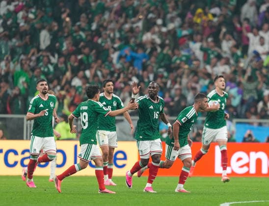 Mexico v England - FIFA World Cup, WM, Weltmeisterschaft, Fussball 2026 - Round of 16 MEXICO CITY, MEXICO - JULY 05: Julian Quinones (16) of Mexico celebrates with his teammates after scoring a goal during the FIFA World Cup 2026 Round of 16 match between Mexico and England at Mexico Stadium (Estadio Azteca) in Mexico City, Mexico on July 05, 2026. Juancho Torres Anadolu Mexico City Mexico. Editorial use only. Please get in touch for any other usage.  Copyright: x2026xAnadoluxJuanchoxTorresx