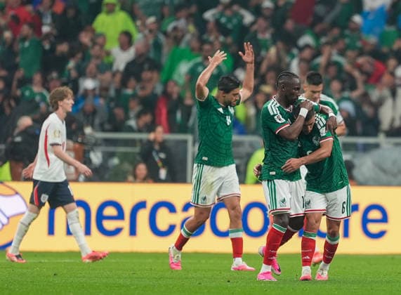 Mexico v England - FIFA World Cup, WM, Weltmeisterschaft, Fussball 2026 - Round of 16 MEXICO CITY, MEXICO - JULY 05: Julian Quinones (16) of Mexico celebrates with his teammates after scoring a goal during the FIFA World Cup 2026 Round of 16 match between Mexico and England at Mexico Stadium (Estadio Azteca) in Mexico City, Mexico on July 05, 2026. Juancho Torres Anadolu Mexico City Mexico. Editorial use only. Please get in touch for any other usage.  Copyright: x2026xAnadoluxJuanchoxTorresx