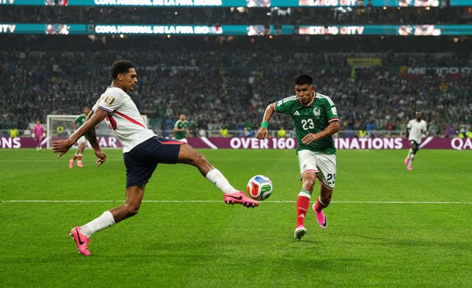Jesus Gallardo (Mexico) and Jarell Quansah (England) during Mexico and England, Round of 16 FIFA World Cup, WM, Weltmeisterschaft, Fussball 2026, Azteca Stadium, Mexico, Mexico on July 5, 2026. Thor Wegner DeFodi Images. (Photo by DeFodi Images) - *** Jesus Gallardo (Mexico) and Jarell Quansah (England) during the Round of 16 match between Mexico and England at the 2026 FIFA World Cup, Azteca Stadium, Mexico City, on July 5, 2026. Photo by DeFodi Images, Thor Wegner