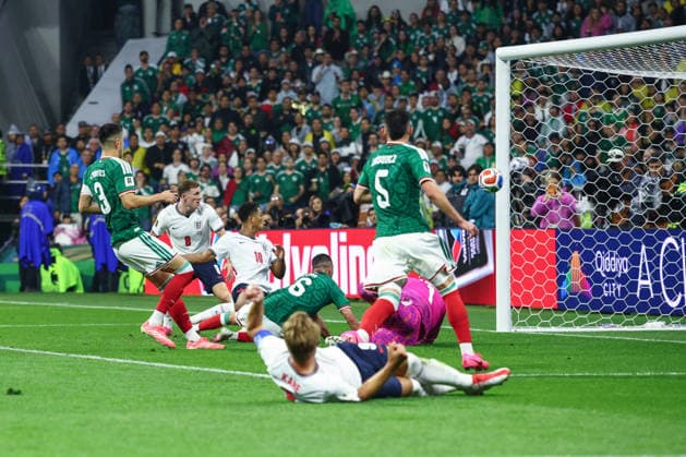 FIFA World Cup, WM, Weltmeisterschaft, Fussball 2026: Mexico v England MEXICO CITY, MEXICO - 5th July 2026: Jude Bellingham of England scores his side s second goal during the FIFA World Cup 2026 Round of 16 match between Mexico and England at Azteca Stadium Mexico City Azteca Stadium Mexico Copyright: xCraigxMercerx xPeakxActionxPhotosx