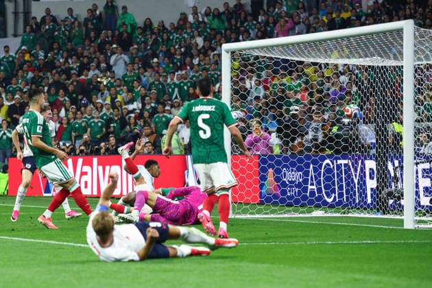 FIFA World Cup, WM, Weltmeisterschaft, Fussball 2026: Mexico v England MEXICO CITY, MEXICO - 5th July 2026: Jude Bellingham of England scores his side s second goal during the FIFA World Cup 2026 Round of 16 match between Mexico and England at Azteca Stadium Mexico City Azteca Stadium Mexico Copyright: xCraigxMercerx xPeakxActionxPhotosx