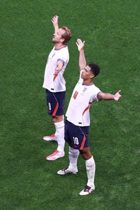 FIFA World Cup, WM, Weltmeisterschaft, Fussball 2026 - Round of 16 - Mexico vs. England Jude Bellingham of England celebrates with his teammate Harry Kane (L) after scoring a goal during the FIFA World Cup 2026 Round of 16 soccer match between Mexico and England, in Mexico City, Mexico, 05 July 2026. Mexico City Mexico  Copyright: xMARIOxGUZMANx