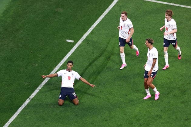 FIFA World Cup, WM, Weltmeisterschaft, Fussball 2026 - Round of 16 - Mexico vs. England Jude Bellingham (L) of England celebrates scoring the 0-2 goal during the FIFA World Cup 2026 Round of 16 soccer match between Mexico and England, in Mexico City, Mexico, 05 July 2026. Mexico City Mexico  Copyright: xMARIOxGUZMANx