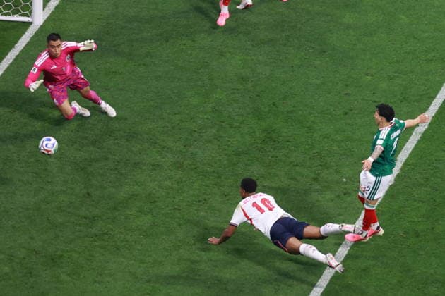 FIFA World Cup, WM, Weltmeisterschaft, Fussball 2026 - Round of 16 - Mexico vs. England Jude Bellingham of England (C) scores the 0-1 goal during the FIFA World Cup 2026 Round of 16 soccer match between Mexico and England, in Mexico City, Mexico, 05 July 2026. Mexico City Mexico  Copyright: xMARIOxGUZMANx