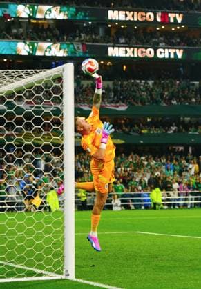 Jordan Pickford of England saves Mexico v England, 2026 FIFA World Cup, WM, Weltmeisterschaft, Fussball Round of 16, Football, Azteca Stadium, Mexico City, Mexico - 05 Jul 2026Mexico City Azteca Stadium Mexico  Copyright: xJavierxGarcia Shutterstockx 16975483cd