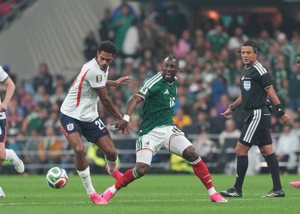 Mexico v England - FIFA World Cup, WM, Weltmeisterschaft, Fussball 2026 - Round of 16 MEXICO CITY, MEXICO - JULY 05: Julian Quinones (16) of Mexico in action against Jarell Quansah (26) of England during the FIFA World Cup 2026 Round of 16 match between Mexico and England at Mexico Stadium (Estadio Azteca) in Mexico City, Mexico on July 05, 2026. Juancho Torres Anadolu Mexico City Mexico. Editorial use only. Please get in touch for any other usage.  Copyright: x2026xAnadoluxJuanchoxTorresx