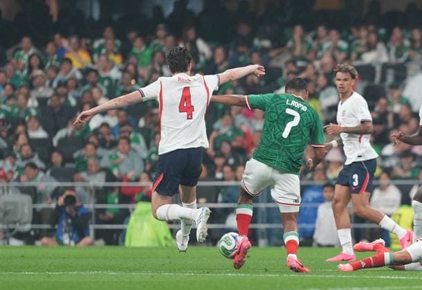 Mexico v England - FIFA World Cup, WM, Weltmeisterschaft, Fussball 2026 - Round of 16 MEXICO CITY, MEXICO - JULY 05: Declan Rice (4) of England in action againstLuis Romo (7) of Mexico during the FIFA World Cup 2026 Round of 16 match between Mexico and England at Mexico Stadium (Estadio Azteca) in Mexico City, Mexico on July 05, 2026. Juancho Torres Anadolu Mexico City Mexico. Editorial use only. Please get in touch for any other usage.  Copyright: x2026xAnadoluxJuanchoxTorresx