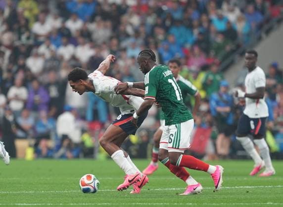 Mexico v England - FIFA World Cup, WM, Weltmeisterschaft, Fussball 2026 - Round of 16 MEXICO CITY, MEXICO - JULY 05: Julian Quinones (16) of Mexico in action against Jarell Quansah (26) of England during the FIFA World Cup 2026 Round of 16 match between Mexico and England at Mexico Stadium (Estadio Azteca) in Mexico City, Mexico on July 05, 2026. Juancho Torres Anadolu Mexico City Mexico. Editorial use only. Please get in touch for any other usage.  Copyright: x2026xAnadoluxJuanchoxTorresx