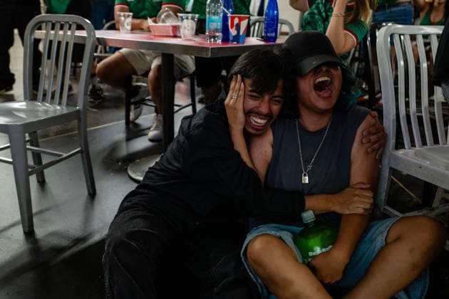 July 5, 2026, Los Angeles, California, USA: Fans cheer as Mexico scores a goal against England during a World Cup watch party at Grand Central Market in Los Angeles, California, during the 2026 FIFA World Cup, WM, Weltmeisterschaft, Fussball Mexico Vs England World Cup Watch Party 2026.  - ZUMAk198 20260705_zsp_k198_001 Copyright: xGhawamxKouchakix