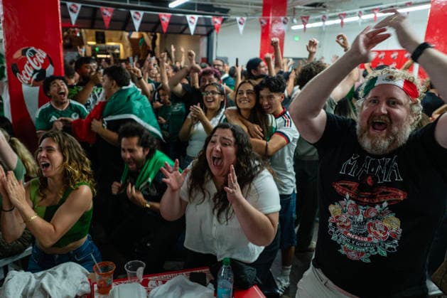 July 5, 2026, Los Angeles, California, USA: Fans cheer as Mexico scores a goal against England during a World Cup watch party at Grand Central Market in Los Angeles, California, during the 2026 FIFA World Cup, WM, Weltmeisterschaft, Fussball Mexico Vs England World Cup Watch Party 2026.  - ZUMAk198 20260705_zsp_k198_002 Copyright: xGhawamxKouchakix