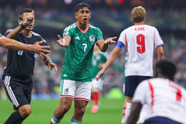 MEXICO CITY, MEXICO - JULY 5: Luis Romo of Mexico complains to Harry Kane of England after Bukayo Saka of England gets fouled during the FIFA World Cup, WM, Weltmeisterschaft, Fussball 2026 Round Of 16 match between Mexico and England at Mexico City Stadium on July 5, 2026 in Mexico City, Mexico.  Copyright: xMBxMediax