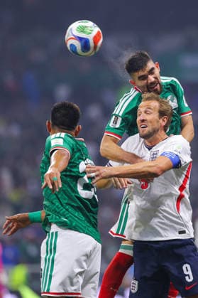 MEXICO CITY, MEXICO - JULY 5: Harry Kane of England and Raul JimÃ nez of Mexico header the ball during the FIFA World Cup, WM, Weltmeisterschaft, Fussball 2026 Round Of 16 match between Mexico and England at Mexico City Stadium on July 5, 2026 in Mexico City, Mexico.  Copyright: xMBxMediax
