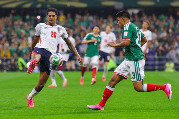 MEXICO CITY, MEXICO - JULY 5: Jarell Quansah of England clears a cross from Jesus Gallardo of Mexico during the FIFA World Cup, WM, Weltmeisterschaft, Fussball 2026 Round Of 16 match between Mexico and England at Mexico City Stadium on July 5, 2026 in Mexico City, Mexico.  Copyright: xMBxMediax