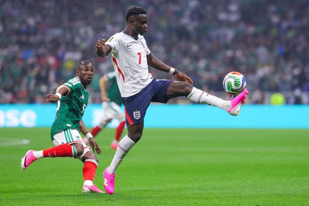 MEXICO CITY, MEXICO - JULY 5: Bukayo Saka of England controls the ball during the FIFA World Cup, WM, Weltmeisterschaft, Fussball 2026 Round Of 16 match between Mexico and England at Mexico City Stadium on July 5, 2026 in Mexico City, Mexico.  Copyright: xMBxMediax