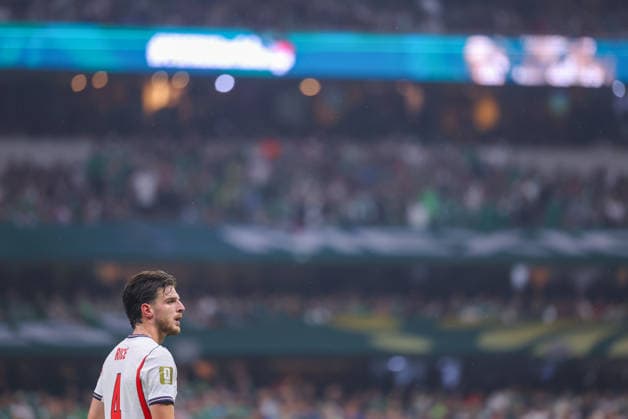MEXICO CITY, MEXICO - JULY 5: Declan Rice of England watches play during the FIFA World Cup, WM, Weltmeisterschaft, Fussball 2026 Round Of 16 match between Mexico and England at Mexico City Stadium on July 5, 2026 in Mexico City, Mexico.  Copyright: xMBxMediax