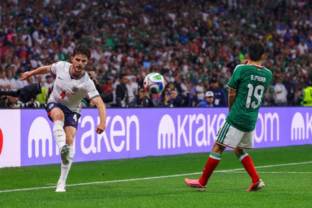 MEXICO CITY, MEXICO - JULY 5: Declan Rice of England clears the ball during the FIFA World Cup, WM, Weltmeisterschaft, Fussball 2026 Round Of 16 match between Mexico and England at Mexico City Stadium on July 5, 2026 in Mexico City, Mexico.  Copyright: xMBxMediax