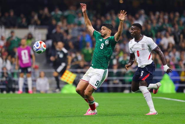 MEXICO CITY, MEXICO - JULY 5: Raul JimÃ nez of Mexico and Marc GuÃ hi of England runs after the ball during the FIFA World Cup, WM, Weltmeisterschaft, Fussball 2026 Round Of 16 match between Mexico and England at Mexico City Stadium on July 5, 2026 in Mexico City, Mexico.  Copyright: xMBxMediax