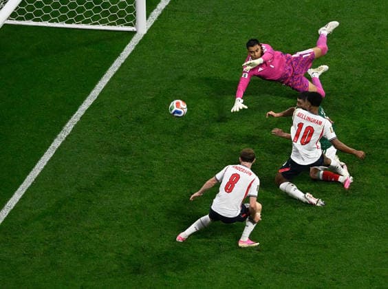 (260706) -- MEXICO CITY, July 6, 2026 -- Jude Bellingham (R) of England scores during the round of 16 match between Mexico and England at the 2026 FIFA World Cup, WM, Weltmeisterschaft, Fussball at the Mexico City Stadium, Mexico, July 5, 2026. ) (SP)MEXICO-MEXICO CITY-FOOTBALL-FIFA WORLD CUP-ROUND OF 16-MEX VS ENG LixMuzi 
