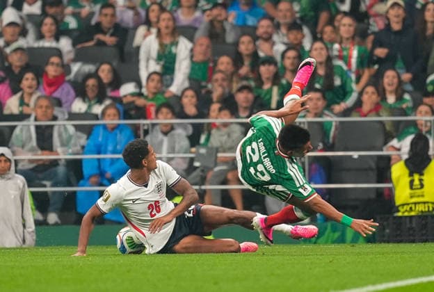Mexico v England - FIFA World Cup, WM, Weltmeisterschaft, Fussball 2026 - Round of 16 MEXICO CITY, MEXICO - JULY 05: Jarell Quansah (26) of England tackles Jesus Gallardo (23) of Mexico which results in a red card during the FIFA World Cup 2026 Round of 16 match between Mexico and England at Mexico Stadium (Estadio Azteca) in Mexico City, Mexico on July 05, 2026. Juancho Torres Anadolu Mexico City Mexico. Editorial use only. Please get in touch for any other usage.  Copyright: x2026xAnadoluxJuanchoxTorresx