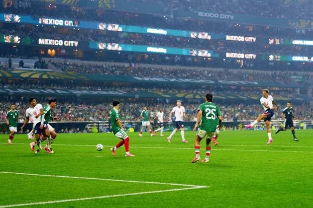 Nico O Reilly of England hits the post Mexico v England, 2026 FIFA World Cup, WM, Weltmeisterschaft, Fussball Round of 16, Football, Azteca Stadium, Mexico City, Mexico - 05 Jul 2026Mexico City Azteca Stadium Mexico  Copyright: xJavierxGarcia Shutterstockx 16975483cj