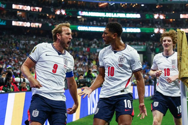 FIFA World Cup, WM, Weltmeisterschaft, Fussball 2026: Mexico v England MEXICO CITY, MEXICO - 5th July 2026: Harry Kane of England celebrates with team mate Jude Bellingham after scoring his side s third goal from the penalty spot during the FIFA World Cup 2026 Round of 16 match between Mexico and England at Azteca Stadium Mexico City Azteca Stadium Mexico Copyright: xCraigxMercerx xPeakxActionxPhotosx