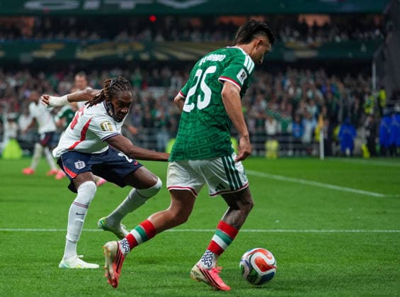 Mexico v England - FIFA World Cup, WM, Weltmeisterschaft, Fussball 2026 - Round of 16 MEXICO CITY, MEXICO - JULY 05: Roberto Alvarado (25) of Mexico in action against Djed Spence (L) of England during the FIFA World Cup 2026 Round of 16 match between Mexico and England at Mexico Stadium (Estadio Azteca) in Mexico City, Mexico on July 05, 2026. Juancho Torres Anadolu Mexico City Mexico. Editorial use only. Please get in touch for any other usage.  Copyright: x2026xAnadoluxJuanchoxTorresx