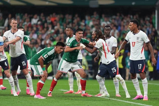 Mexico v England - FIFA World Cup, WM, Weltmeisterschaft, Fussball 2026 - Round of 16 MEXICO CITY, MEXICO - JULY 05: Guillermo Martinez (22) of Mexico in action against Djed Spence (25) of England during the FIFA World Cup 2026 Round of 16 match between Mexico and England at Mexico Stadium (Estadio Azteca) in Mexico City, Mexico on July 05, 2026. Juancho Torres Anadolu Mexico City Mexico. Editorial use only. Please get in touch for any other usage.  Copyright: x2026xAnadoluxJuanchoxTorresx