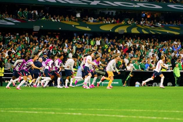 England players celebrate at the final whistle Mexico v England, 2026 FIFA World Cup, WM, Weltmeisterschaft, Fussball Round of 16, Football, Azteca Stadium, Mexico City, Mexico - 05 Jul 2026Mexico City Azteca Stadium Mexico  Copyright: xJavierxGarcia Shutterstockx 16975483dz