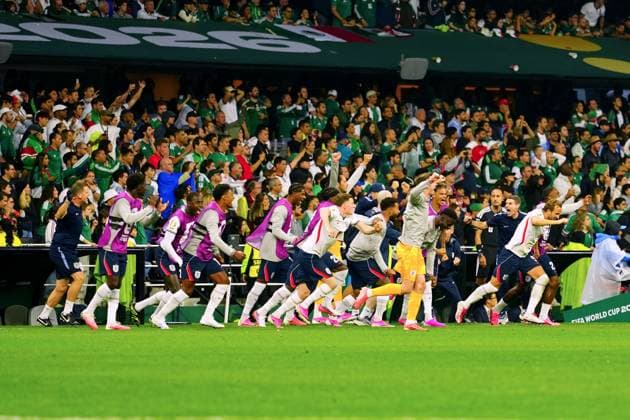 England players celebrate at the final whistle Mexico v England, 2026 FIFA World Cup, WM, Weltmeisterschaft, Fussball Round of 16, Football, Azteca Stadium, Mexico City, Mexico - 05 Jul 2026Mexico City Azteca Stadium Mexico  Copyright: xJavierxGarcia Shutterstockx 16975483ea