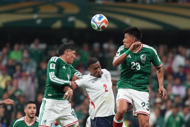 Mexico v England - FIFA World Cup, WM, Weltmeisterschaft, Fussball 2026 - Round of 16 MEXICO CITY, MEXICO - JULY 05: Jesus Gallardo (23) of Mexico in action against Ezri Konsa (2) of England during the FIFA World Cup 2026 Round of 16 match between Mexico and England at Mexico Stadium (Estadio Azteca) in Mexico City, Mexico on July 05, 2026. Juancho Torres Anadolu Mexico City Mexico. Editorial use only. Please get in touch for any other usage.  Copyright: x2026xAnadoluxJuanchoxTorresx