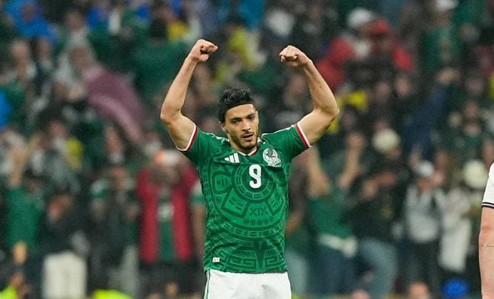 Mexico v England Round of 16 FIFA World Cup, WM, Weltmeisterschaft, Fussball 2026 Raul JimÃ nez 9 of Mexico national team, Nationalteam celebrates after scoring the penalty during the FIFA World Cup 2026 round of 16 match between Mexico and England at Mexico City stadium. on July 5, 2026 in Mexico City, Mexico. (Photo by Ian Robles Eyepix Group) Copyright: xIanxRobles xEyepixxGroupx EL_05072026_191221JPEG