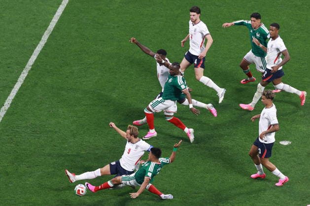 FIFA World Cup, WM, Weltmeisterschaft, Fussball 2026 - Round of 16 - Mexico vs. England Cesar Montes (C-R bottom) of Mexico vies for the ball with Harry Kane (L-bottom) of England during the FIFA World Cup 2026 Round of 16 soccer match between Mexico and England, in Mexico City, Mexico, 05 July 2026. Mexico City Mexico  Copyright: xMARIOxGUZMANx