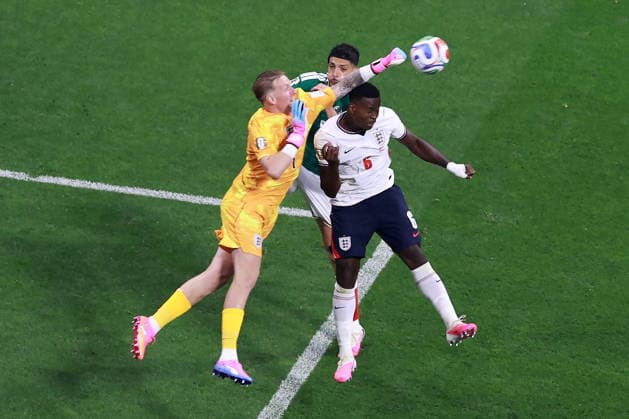 FIFA World Cup, WM, Weltmeisterschaft, Fussball 2026 - Round of 16 - Mexico vs. England Jordan Pickford (L) of England controls the ball during the FIFA World Cup 2026 Round of 16 soccer match between Mexico and England, in Mexico City, Mexico, 05 July 2026. Mexico City Mexico  Copyright: xMARIOxGUZMANx