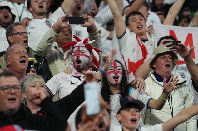 England fans (England) during Mexico and England, Round of 16 FIFA World Cup, WM, Weltmeisterschaft, Fussball 2026, Azteca Stadium, Mexico, Mexico on July 5, 2026. Thor Wegner DeFodi Images. (Photo by DeFodi Images) - *** England fans cheer on England during the Mexico vs. England Round of 16 match at the 2026 FIFA World Cup, Azteca Stadium, Mexico City, on July 5, 2026. Photo by Thor Wegner, DeFodi Images