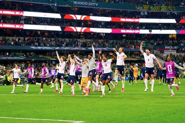 England players celebrate at full time Mexico v England, 2026 FIFA World Cup, WM, Weltmeisterschaft, Fussball Round of 16, Football, Azteca Stadium, Mexico City, Mexico - 05 Jul 2026Mexico City Azteca Stadium Mexico  Copyright: xJavierxGarcia Shutterstockx 16975483es