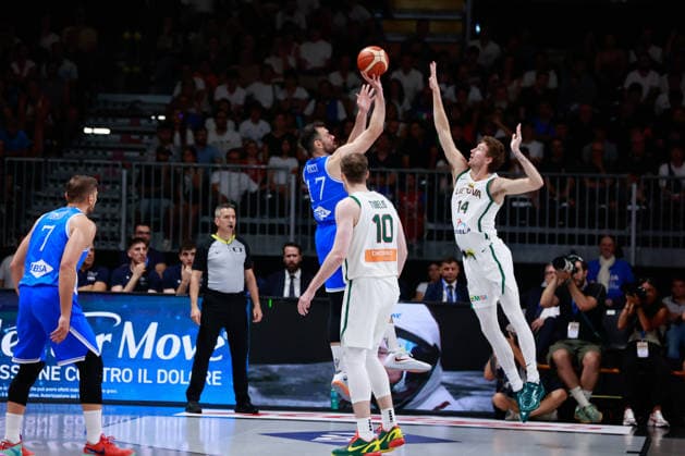IPA86424201 - 17 Giampaolo Ricci (1991, 202, Forward, EA7 Emporio Armani Milano) FIBA Basketball World Cup 2027 European Qualifiers Italy vs. Lithuania, Bologna, July 5, 2026 14 Matas Buzelis (2004, 208, Forward, Chicago Bulls – NBA, Basketball Herren, USA FIBA Basketball World Cup 2027 European Qualifiers Italy vs. Lithuania, Bologna, July 5, 2026, during the FIBA World Cup 2027 European Qualifiers - Italy vs. Lithuania, FIBA World Cup in Bologna, Italy, July 5, 2026  Copyright: xValentinoxOrsini IPAxSportx xx 86424201