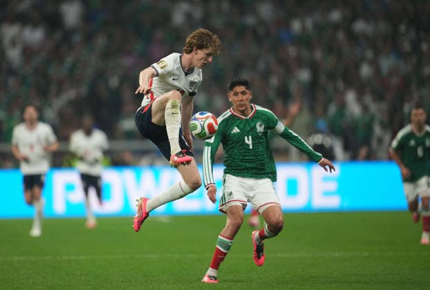 Edson Alvarez (Mexico) and Anthony Gordon (England) during Mexico and England, Round of 16 FIFA World Cup, WM, Weltmeisterschaft, Fussball 2026, Azteca Stadium, Mexico, Mexico on July 5, 2026. Thor Wegner DeFodi Images. (Photo by DeFodi Images) - *** Edson Alvarez (Mexico) and Anthony Gordon (England) during the Round of 16 match between Mexico and England at the 2026 FIFA World Cup, Azteca Stadium, Mexico City, on July 5, 2026. Photo by Thor Wegner, DeFodi Images