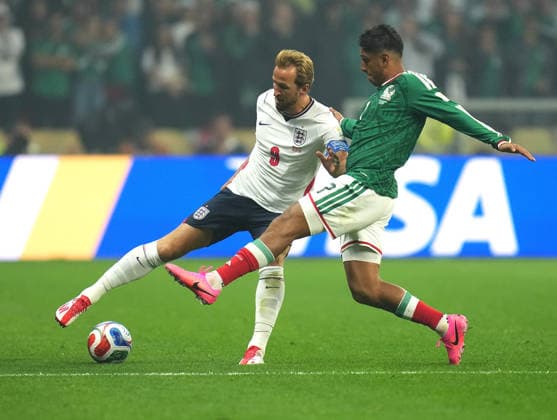 (260706) -- MEXICO CITY, July 6, 2026 -- Harry Kane (L) of England controls the ball during the round of 16 match between Mexico and England at the 2026 FIFA World Cup, WM, Weltmeisterschaft, Fussball at the Mexico City Stadium, Mexico, July 5, 2026. (Photo by Xinhua) (SP)MEXICO-MEXICO CITY-FOOTBALL-FIFA WORLD CUP-ROUND OF 16-MEX VS ENG MartinxZabala 