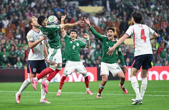 (260706) -- MEXICO CITY, July 6, 2026 -- Johan Vasquez (2nd L) of Mexico vies with Harry Kane (1st L) of England during the round of 16 match between Mexico and England at the 2026 FIFA World Cup, WM, Weltmeisterschaft, Fussball at the Mexico City Stadium, Mexico, July 5, 2026. ) (SP)MEXICO-MEXICO CITY-FOOTBALL-FIFA WORLD CUP-ROUND OF 16-MEX VS ENG WuxWei 