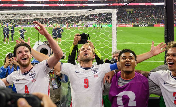 05 July 2026 - Mexico v England - Azteca Stadium- Mexico City - R16 - 2026 World Cup - USA. 05 July 2026 - Mexico v England - Azteca Stadium- Mexico City - R16 - 2026 World Cup - USA. Harry Kane celebrates victory at the final whistle with Declan Rice. Picture : Mark Pain MEXICO CITY MEXICO  Copyright: xMarkxPainx